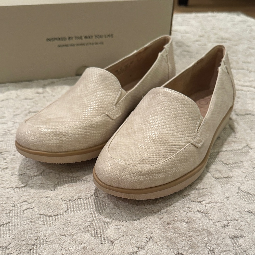 Naturalizer Women's Cream Textured Loafers